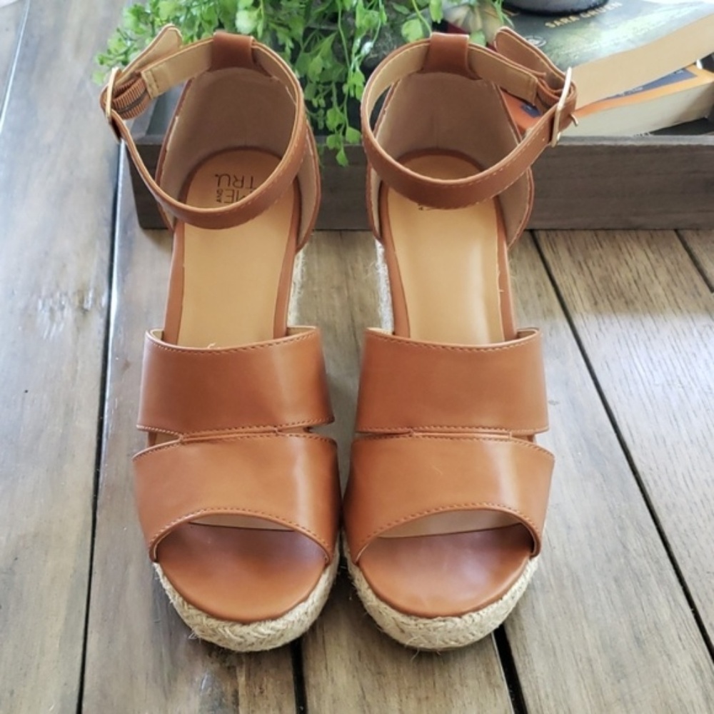 Tan wedge sandals 🌹